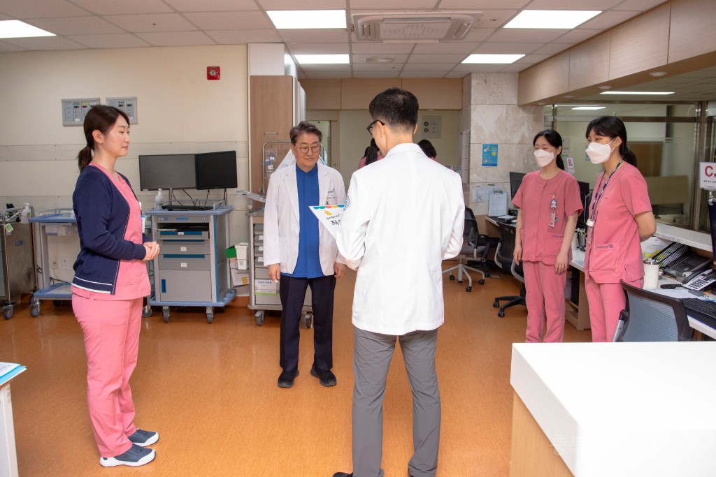 이달의 칭찬 우수직원 상품권 수여식